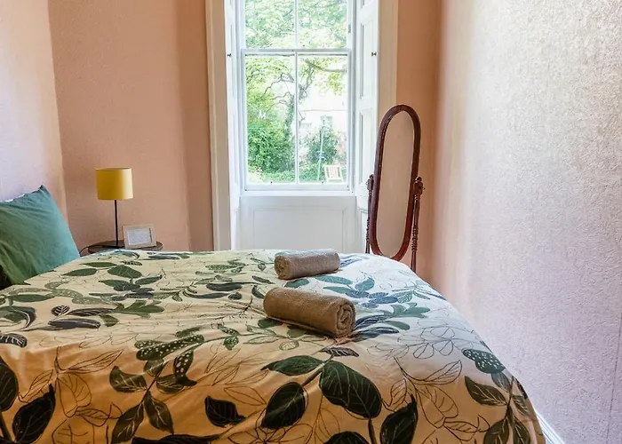 Апартаменты Palm Tree Apartment- Period With Cat Эдинбург