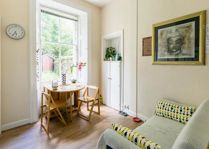 Апартаменты Palm Tree Apartment- Period With Cat