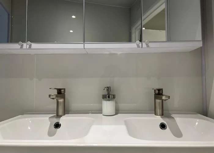 Spacious Boutique Two-bedroom Next To The Castle Apartmán
