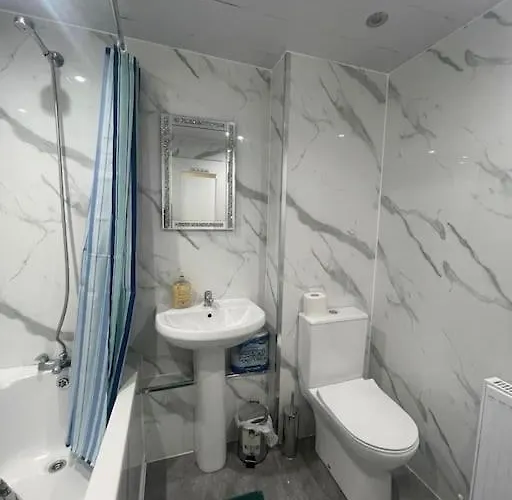 Apartamento 3 Bed Serviced With Free Parking & Tram Stop, 10 Minutes From Airport And Center Edimburgo