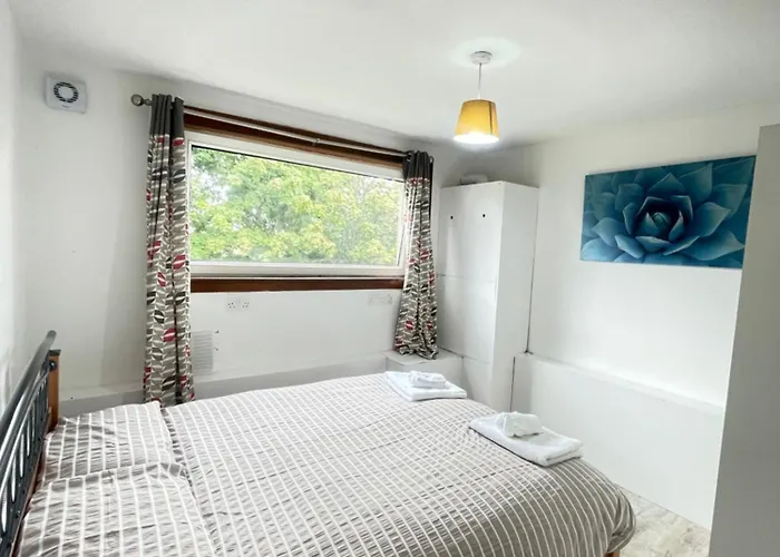 3 Bed Serviced With Free Parking & Tram Stop, 10 Minutes From Airport And Center *