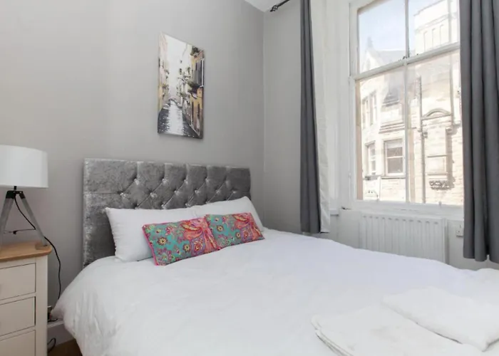 Bright And Homely Near Holyrood - City Centre
