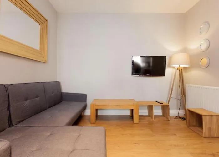 Bright And Homely Near Holyrood - City Centre