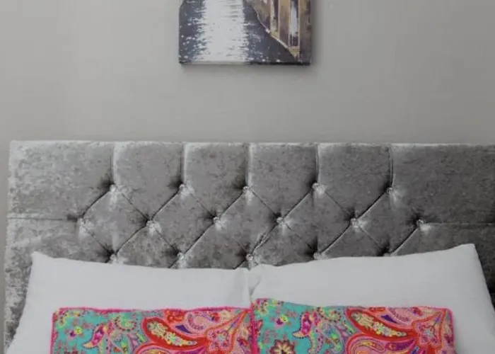 Bright And Homely Near Holyrood - City Centre Edinburgh