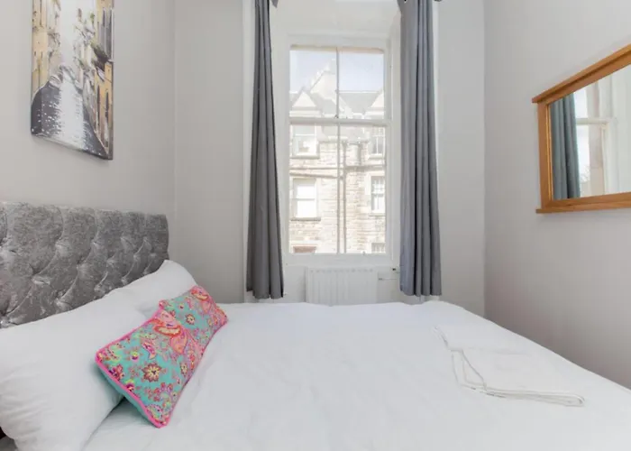 Bright And Homely Near Holyrood - City Centre Apartment *