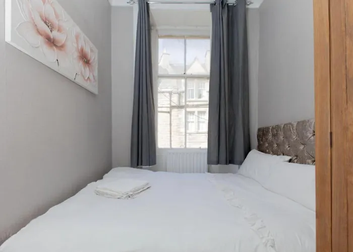 Bright And Homely Near Holyrood - City Centre Edinburgh