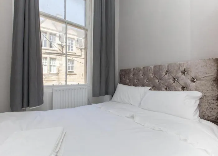 Bright And Homely Near Holyrood - City Centre Apartment Edinburgh