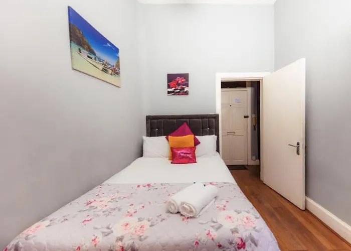 דירה Warm By Holyrood Palace! אדינבורו