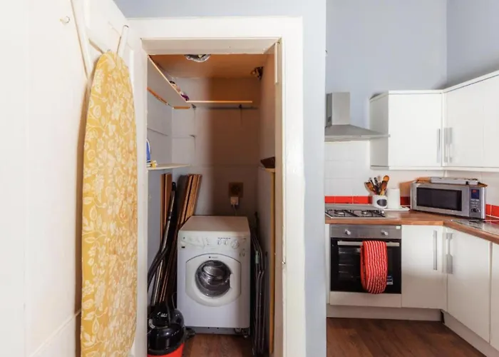 Warm By Holyrood Palace! *