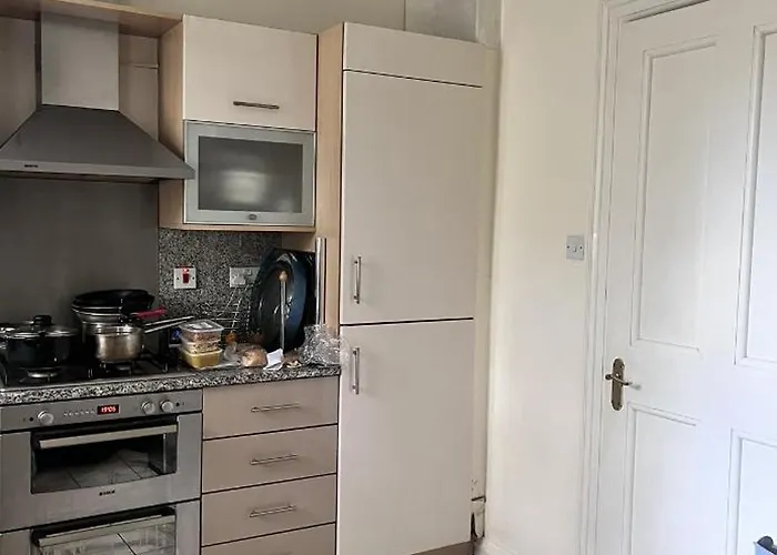 Private Bedroom In Detached In Newington *