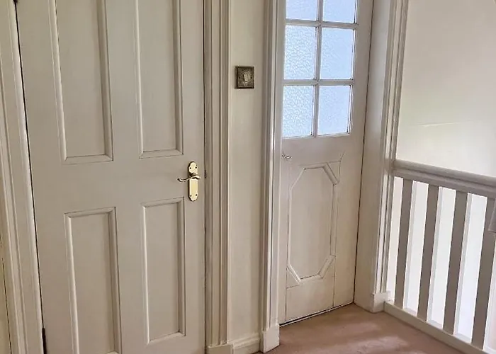 Private Bedroom In Detached In Newington 홈스테이 *