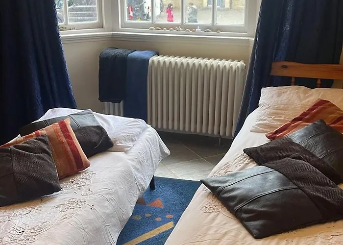 Private Bedroom In Detached In Newington