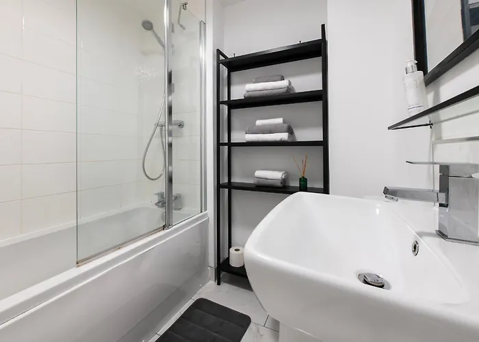 Luxury 4 Bedroom Townhouse With Free Parking *