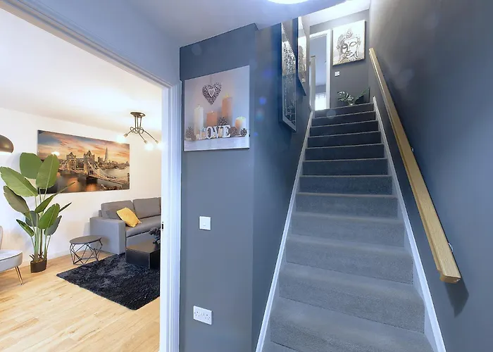 Luxury 4 Bedroom Townhouse With Free Parking *