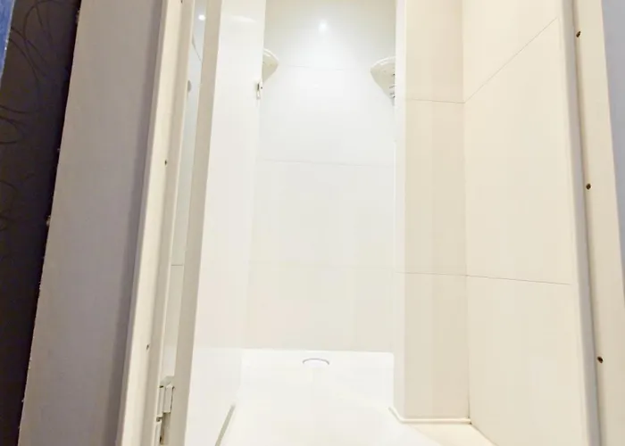 Hostel Backpackers - Over 18s Only