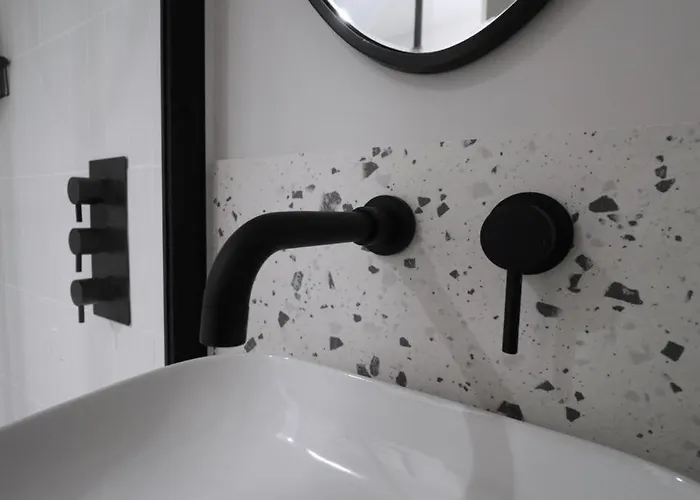 Modern Flat In Apartment Edinburgh