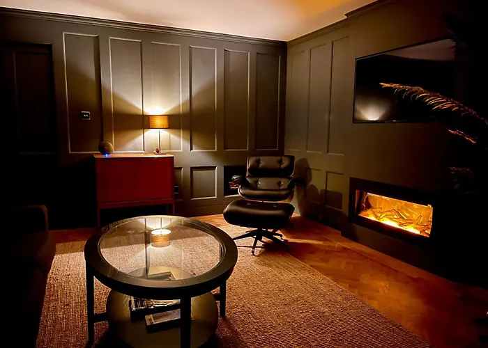 - - With Balcony And Free, Secure Garage Parking شقة *