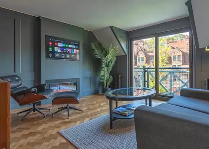 - - With Balcony And Free, Secure Garage Parking إدنبرة