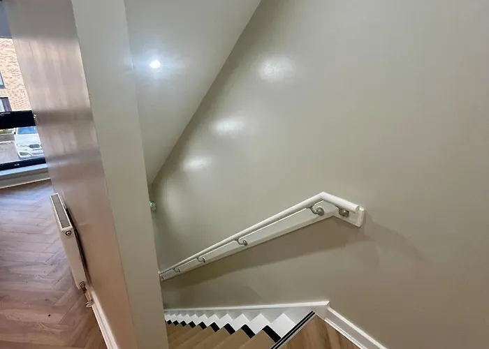 Apartment Luxury Spacious 4 Dbl Br House With Free Parking