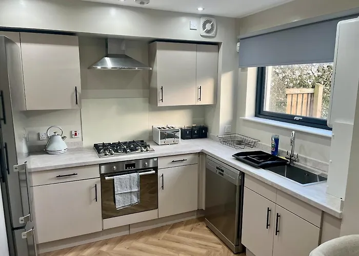 Luxury Spacious 4 Dbl Br House With Free Parking Apartment *