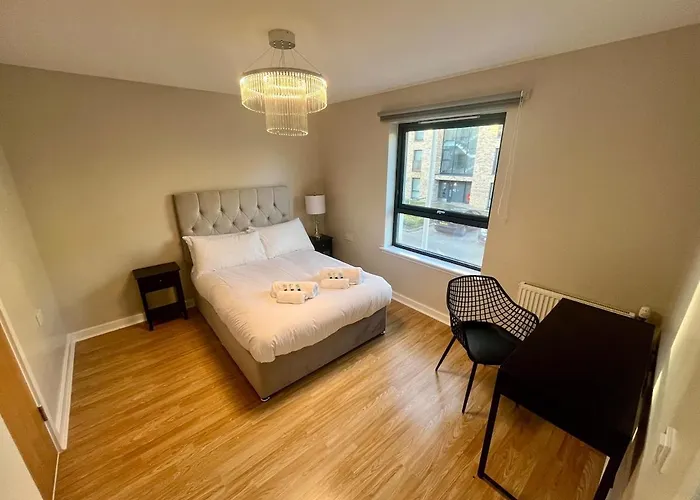 Luxury Spacious 4 Dbl Br House With Free Parking Apartment *