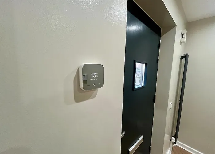 Luxury Spacious 4 Dbl Br House With Free Parking Apartment