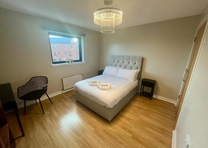 Apartment Luxury Spacious 4 Dbl Br House With Free Parking