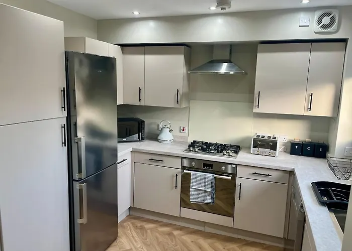 Apartment Luxury Spacious 4 Dbl Br House With Free Parking