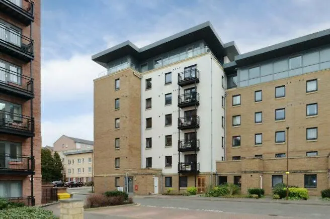 Modern In A Shared Flat Near Haymarket