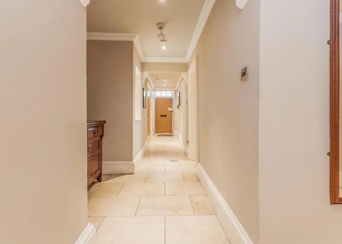 Large 3 Bed 3 Bath - New Town *