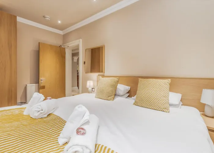 Апартаменты Large 3 Bed 3 Bath - New Town *