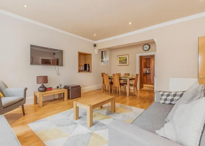 Large 3 Bed 3 Bath - New Town *