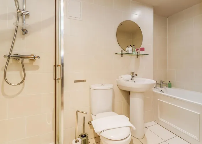 Large 3 Bed 3 Bath - New Town *