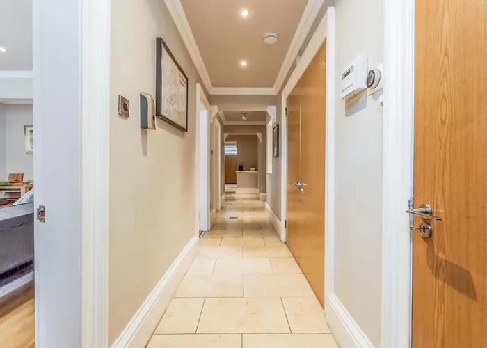 Large 3 Bed 3 Bath - New Town Апартаменты
