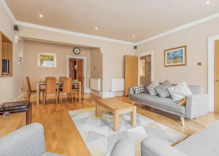 Large 3 Bed 3 Bath - New Town Апартаменты *