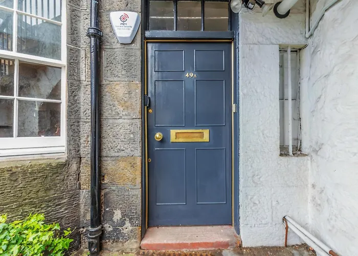 Large 3 Bed 3 Bath - New Town *