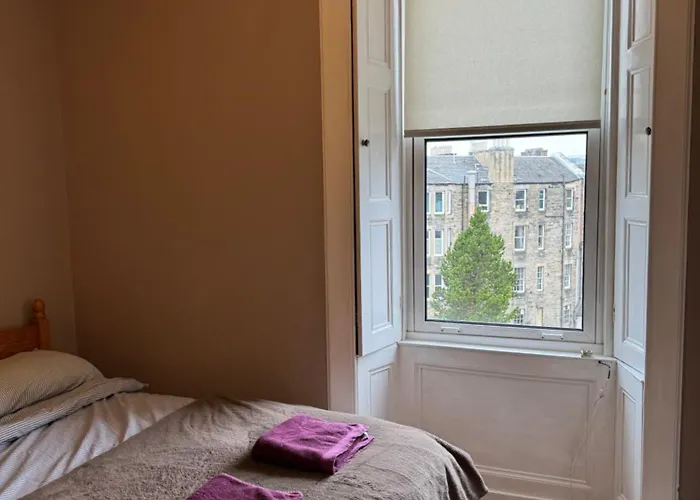 Homestay In Historic Tenement Shared Near Old Town Edinburgh