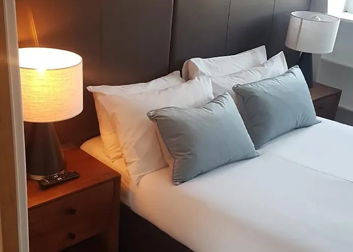 Cs Exclusive Of Princess Street West End * Edimburgo