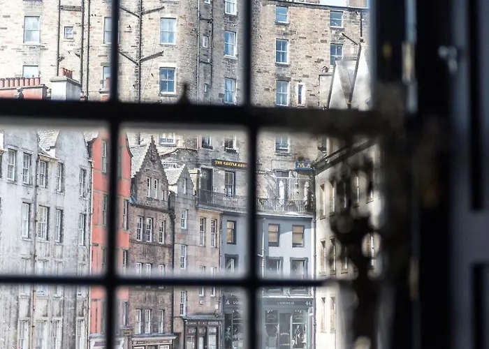 Warden's Close *