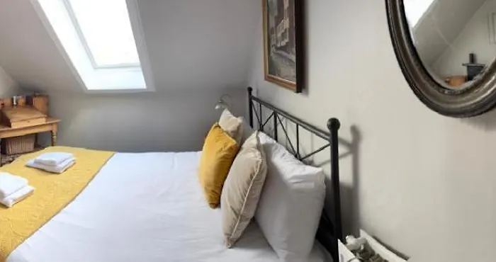 Stunning 2-bedroom Georgian Flat, Centre *