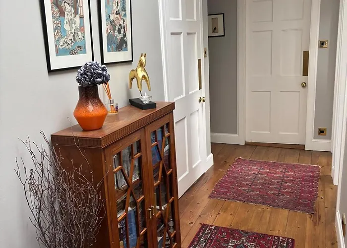 Stunning 2-bedroom Georgian Flat, Centre *