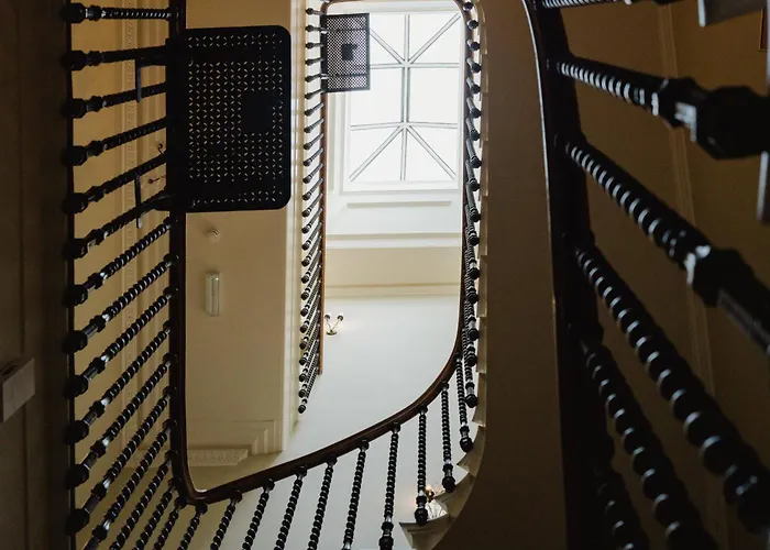 Prestigious Townhouse Close To Princes Street
