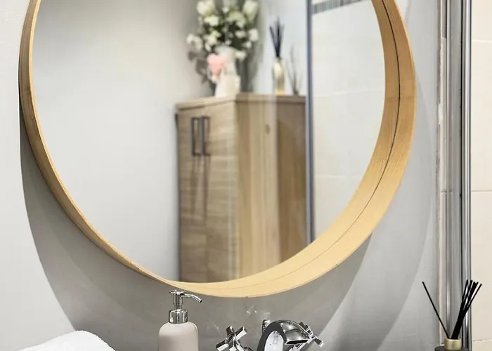 Floor Getaway With Cozy Canopy Bed شقة