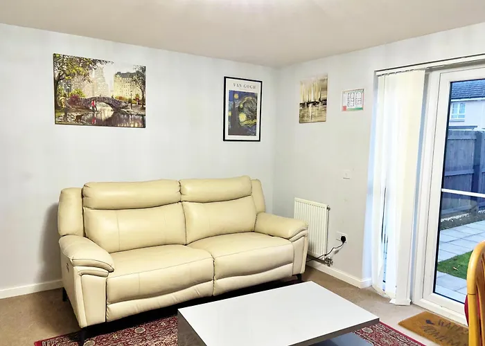 Holiday home Newbuild - 3 Bedrooms, 2 Baths,5 Mins From Airport *
