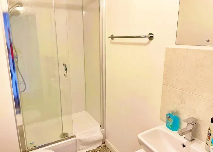 Newbuild - 3 Bedrooms, 2 Baths,5 Mins From Airport *