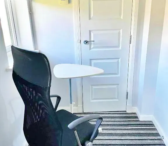 Newbuild - 3 Bedrooms, 2 Baths,5 Mins From Airport