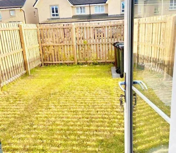 3 Bed House With Parking Near Airport