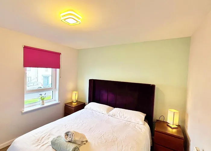 3 Bed House With Parking Near Airport Holiday home *