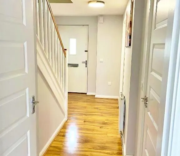 3 Bed House With Parking Near Airport Holiday home *