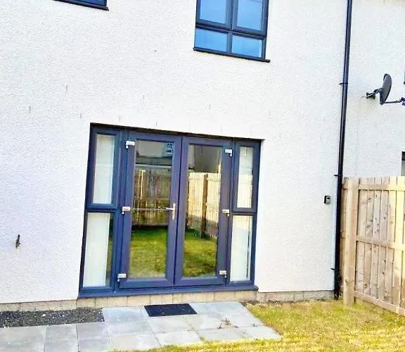 3 Bed House With Parking Near Airport * Edinburgh